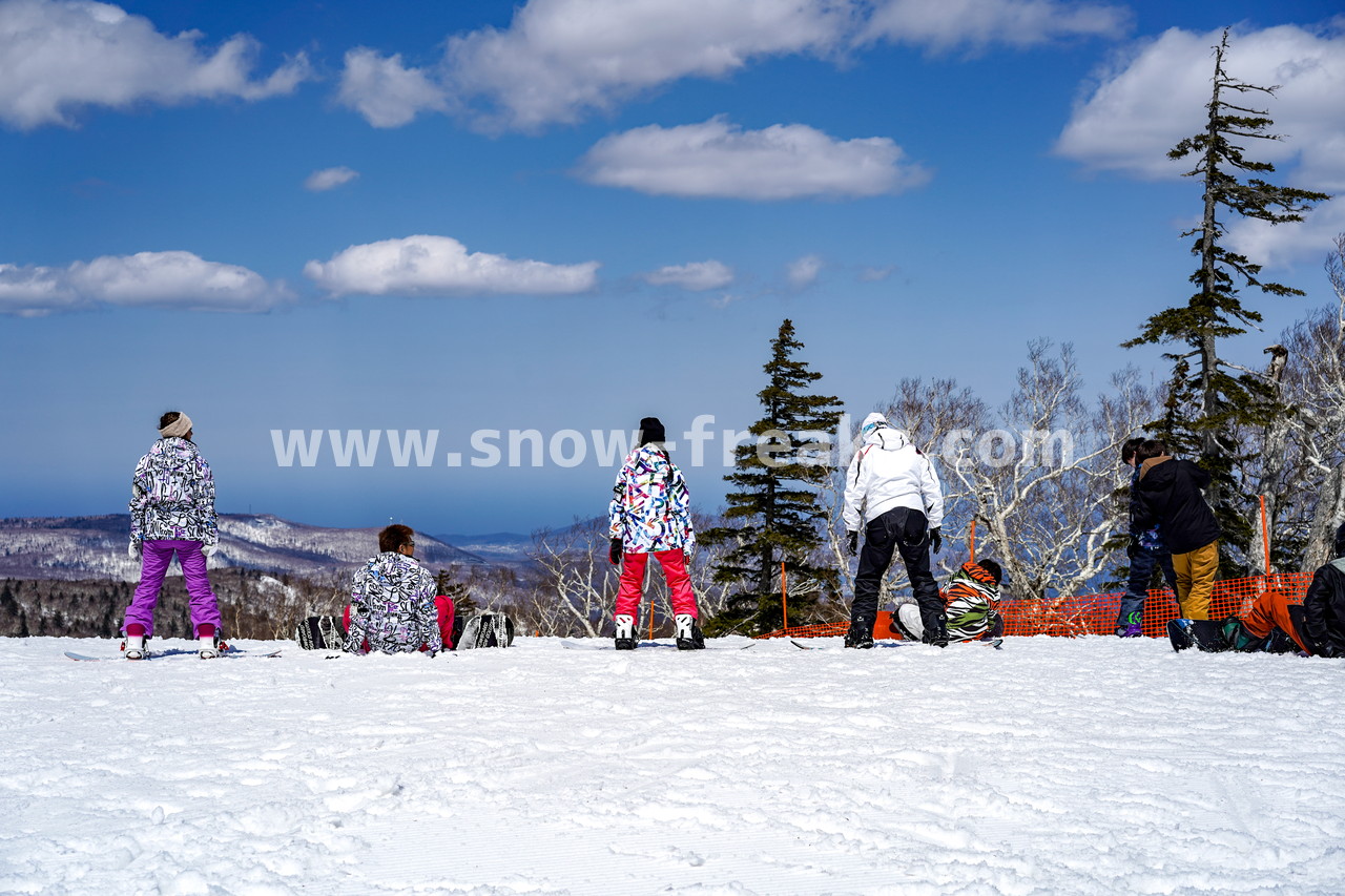 札幌国際スキー場 Mt.石井スポーツ ISHII SKI ACADEMY 校長・斉藤人之さんによる『斉藤塾』開講。本日のテーマは、「春雪！コブからスキーのたわみを楽しむ！！」(^^)v